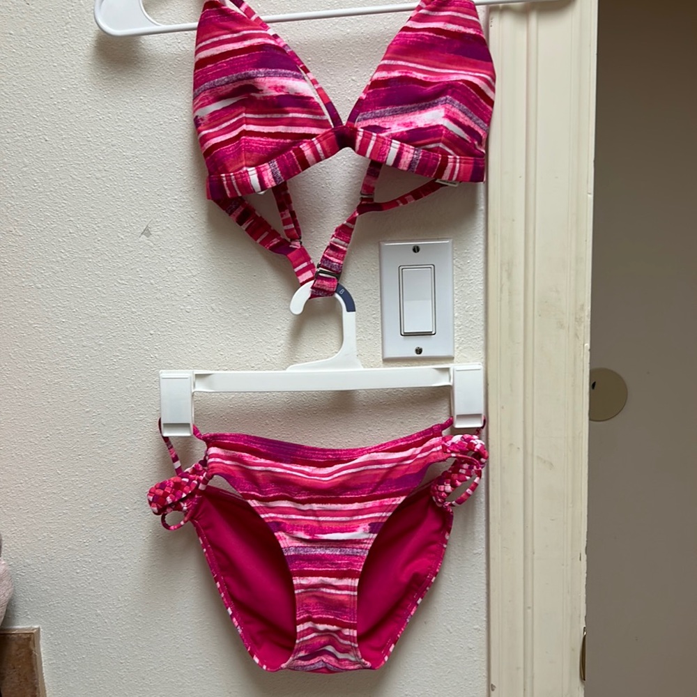 Hollister 2-piece swimsuit Fuchsia Pink, White, purple. Straps on the sides.